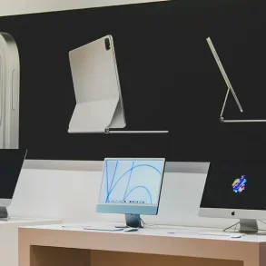 Difference Between Apple Stores and Authorized Resellers