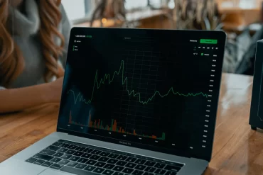 What Are the Two Main Objectives Associated with Data Mining
