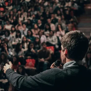 How to Get Audience Attention in a Speech - 7 Proven Tips